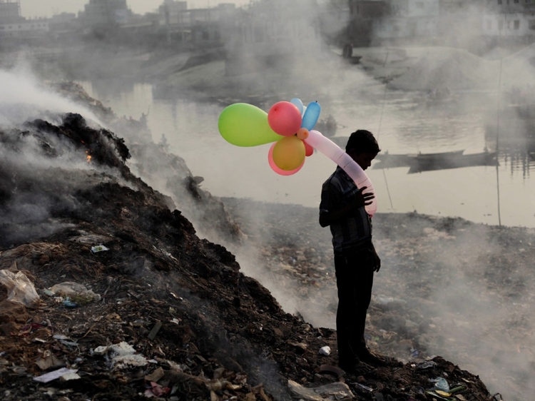 Wyróżnienie w kat. Ludzie 

"Life Along The Polluted River", fot. Andrew Biraj / National Geographic Photo Contest
